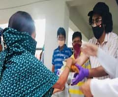 ২২তম জন্মদিনে নিরন্ন মানুষের মুখে খাবার তুলে দিলেন ঋদ্ধি সেন, পাশে ছিলেন বাবা কৌশিক ও মা রেশমীও