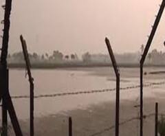 নদিয়ায় ভারত-বাংলাদেশ সীমান্তের জিরো পয়েন্টে ত্রাণ বিলি তৃণমূলের