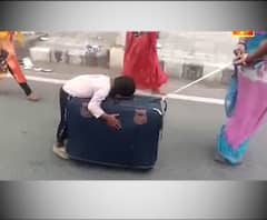 কার্ড ছাড়াই ২ মাস রেশন, লকডাউনে কাজ না থাকায় আগ্রায় ঘুমন্ত শিশুসন্তানকে নিয়ে হেঁটে বাড়ির পথে মহিলা, দেখুন হেডলাইনস