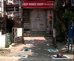 Lockdown 3 | नाशकात दारु दुकानं सुरु होण्याआधी गर्दी; तर कोल्हापुरात दुकानाबाहेर पिशव्या