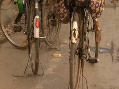 Migrants leave for Bahraich on bicycle