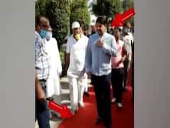 जब किसी को इजाजत नहीं,तो Manoj Tiwari कैसे गए? देश में नेता और जनता के लिए नियम अलग क्यों?