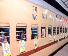 বীরভূম: ট্রেনে বিদ্যুৎ না থাকায় বোলপুর স্টেশনে পরিযায়ী শ্রমিকদের বিক্ষোভ