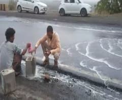 Diesel Tanker Accident | अहमदनगरमध्ये डिझेल टॅंकर पलटून लाखोंचं डिझेल रस्त्यावर, जीव धोक्यात घालत डिझेल गोळा करण्यासाठी लोकांची गर्दी