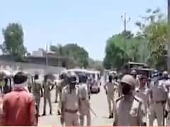 સુરતના પલસાણામાં શ્રમિકો અને પોલીસ વચ્ચે ઘર્ષણ, ટોળાને વિખેરવા પોલીસે છોડ્યા ટિયરગેસના સેલ