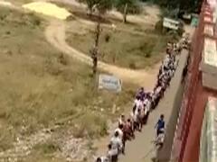 Andhra Pradesh में शराब के लिए लोग घंटों लाइन में लगने को तैयार 