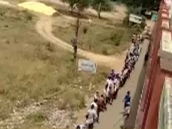 Andhra Pradesh में शराब के लिए लोग घंटों लाइन में लगने को तैयार 