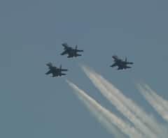 #CoronaWarriors | कोरोना योद्ध्यांसाठी वायुदलाची शान सुखोई-30 मधून पुष्पवृष्टी, मरीन ड्राईव्ह, परळ, कस्तुरबा आणि राजभवन परिसरातून सैन्याची मानवंदना!