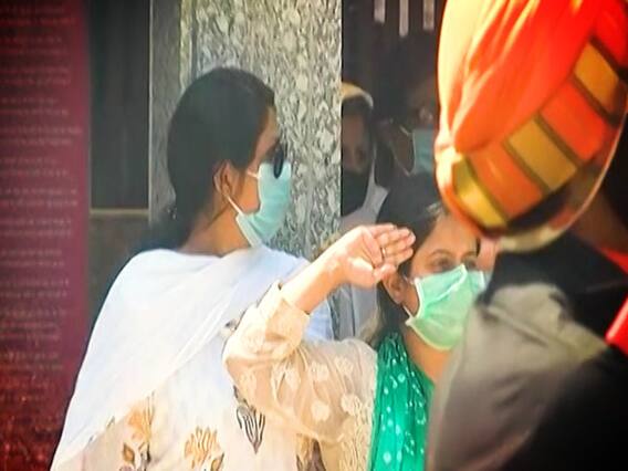 Wife performed last rites of martyr Colonel Ashutosh | Bharat Ki Baat