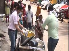 Delhi: महरौली में दो युवा जरूरतमंदों को फ्री में बांट रहे हैं मास्क