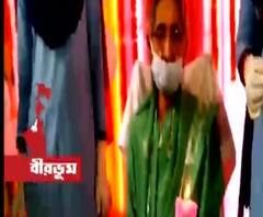 লাভপুরে বৃদ্ধার জন্মদিনে কেক-মিষ্টি পৌঁছে দিল পুলিশ, শান্তিনিকেতনে মাস্ক তৈরি করে পুলিশের হাতে তুলে দিচ্ছেন বৃদ্ধা