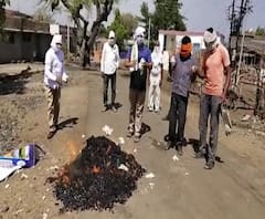 कापूस खरेदी होत नसल्याने शेतकरी आक्रमक; यवतमाळमधील इचोरी येथे शेतकऱ्यांकडून कापसाची होळी