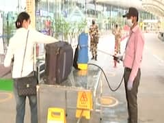 Lockdown: Lucknow Airport पर थर्मल स्क्रीनिंग,सैनिटाइजेशन जैसे सुरक्षा इंतजाम की ये रिपोर्ट देखिए