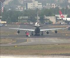 Domestic Air Travel | मुंबई विमानतळावर विमान सेवा सुरु करु नये : राज्य सरकार