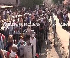 Dharavi Migrants | धारावीतून गावी जाण्यासाठी परप्रांतियांची मोठी गर्दी, हजारो मजुरांच्या रांगा