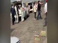 Dimple Yadav ने बस से सफर कर रहे प्रवासियों को दिया खाना