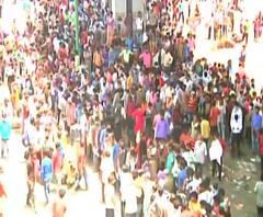 Thane Migrants Crowd | ठाण्याच्या माजिवड्यात परप्रांतीय मजुरांची गर्दी आटोक्यात आणण्यासाठी पोलिसांकडून लाठीमार