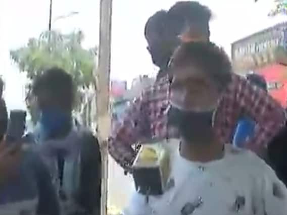અમદાવાદ: લોકડાઉનને લઈ શ્રમિકોની ખૂટી ધીરજ, બાળકો સાથે વતન જવાની રાહ જોઈ રહ્યાં છે, જુઓ વીડિયો 
