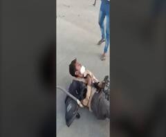 Attack on ABP Journalist | गुजरातमध्ये प्रवासी मजुरांच्या गर्दीत एबीपी अस्मिताच्या पत्रकाराला मारहाण