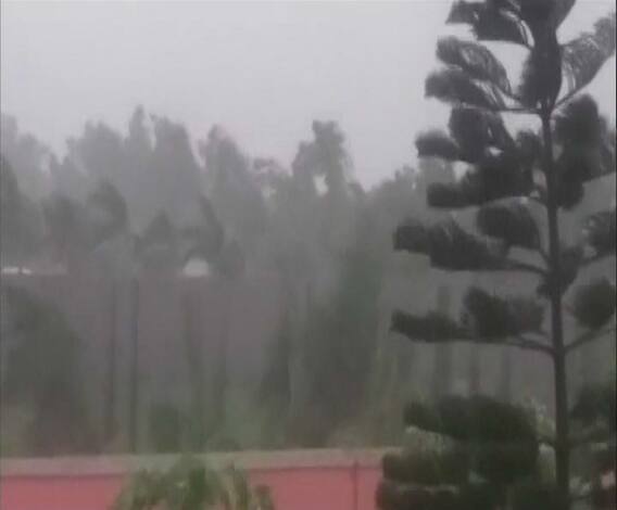 Cyclone Amphan | अम्फान चक्रीवादळ पश्चिम बंगालच्या किनारपट्टीवर धडकलं