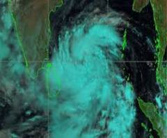 শক্তিসঞ্চয় করে ধেয়ে আসছে ঘূর্ণিঝড় আমফান, করোনা সংক্রমণ নিয়ে উদ্বেগের মধ্যেই দুর্যোগের ভ্রুকুটি