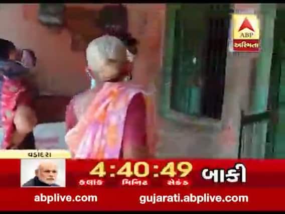 વડોદરાના વાઘોડિયામાં સોશિયલ ડિસ્ટન્સનો અભાવ, પોસ્ટ ઓફિસમાં મહિલાઓ ભારે ભીડ, જુઓ વીડિયો 