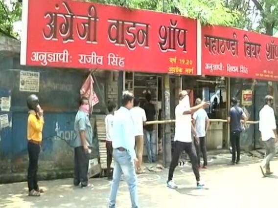  Lucknow में भी शराब की दुकान के सामने लंबी कतार