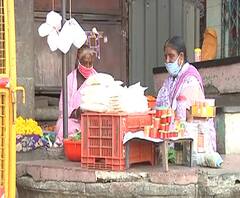 Corona Effect | लॉकडाऊनचा गोदाकाठावरील दुकानदारांना फटका, दोन महिन्यापासून ग्राहक न फिरकल्यानं नुकसान