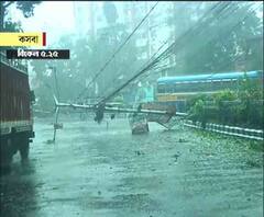 ঘূর্ণিঝড় উমপুন: কসবায় ভাঙল ল্যাম্পপোস্ট, উপড়ে গেল গাছ, বন্ধ রাস্তা