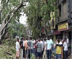 ৭ টায় বাংলা: উমপুনের পর তিনদিন কেটে গেলেও কোথাও নেই বিদ্যুত্‍, কোথাও অভাব জলের! চরম ভোগান্তিতে সাধারণ মানুষ