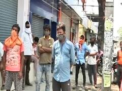 Lockdown 3.0 के पहले दिन, Bihar में नाई की दुकान के बाहर भीड़ उमड़ी