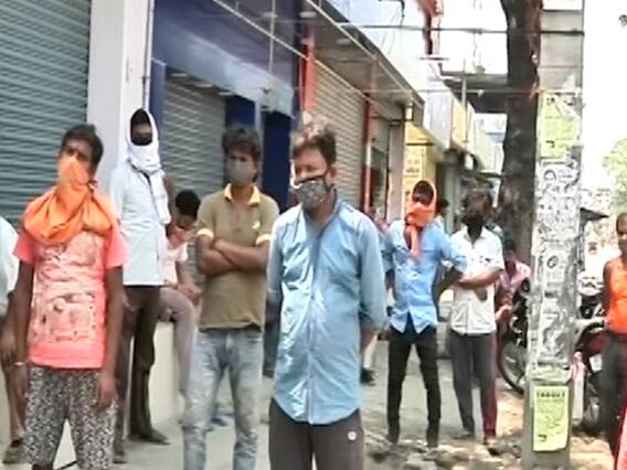 Lockdown 3.0 के पहले दिन, Bihar में नाई की दुकान के बाहर भीड़ उमड़ी