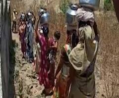 Igatpuri Water Issue | कोरोनाच्या संकटात हंडाभर पाण्यासाठी इगतपुरीकरांची पायपीट, जीव धोक्यात घालून पाणी आणण्याची वेळ