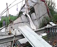 Kolhapur Rain | कोल्हापूरला पावसाने झोडपलं, किणी टोल नाक्यावरचं शेड कोसळलं, नोंदीचं साहित्य खराब