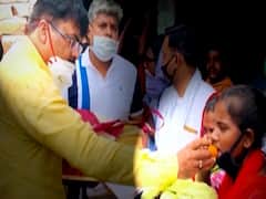 'साइकिल गर्ल' Jyoti Kumari के घर अब नेताओं का तांता,तोड़ रहे Lockdown के नियम