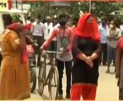 গাছ উপড়ে বন্ধ রাস্তা, নেই আলো-জল, অজয়নগরের কাছে ইএম বাইপাস অবরোধ করে বিক্ষোভ স্থানীয়দের