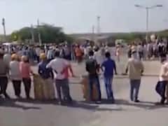 કચ્છના અબડાસાના સાંધી સિમેન્ટના કામદારોનો ચક્કાજામ, જુઓ વીડિયો