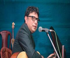 কবি প্রণাম: বাড়িতেই গিটার বাজিয়ে 'হিয়ার মাঝে' গাইলেন রূপঙ্কর, শুনুন 