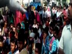 यूपी के सहारनपुर मजदूरों का हंगामा, घर वापस जाने की कर रहे मांग