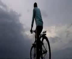 লকডাউনে বন্ধ যানবাহন, কর্মক্ষেত্রে যাওয়ার জন্য মানুষ তাই বেছে নিচ্ছেন সাইকেল!