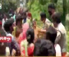 ‘মদ খেয়ে বাড়িতে পুরুষের অত্যাচার’, ঝাঁটা নিয়ে মদের দোকান ভাঙচুর মহিলাদের, ভিড় নিয়ে ট্যুইট দেবের 