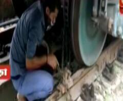 ঘূর্ণিঝড়ে ক্ষয়ক্ষতি এড়াতে সতর্ক রেল, শালিমারে লোহার শিকল দিয়ে বেঁধে রাখা হচ্ছে ট্রেনের চাকা