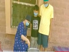 कैंसर पीड़ित Dr Anuradha की देश सेवा, हर रोज कोरोना वॉरियर्स के लिए तैयार करती हैं आयुर्वेदिक घोल