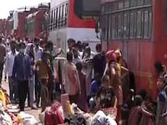 Mumbai: Migrant labourers waiting for bus to go home