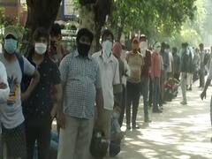 Delhi: बिना टोकन के भी शराब खरीदने के लिए लाइन में लगे लोग | ग्राउंड रिपोर्ट