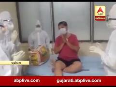 વડોદરા: કોરોનાના દર્દી જલ્દી સાજા થાય તે માટે કોવિડ હોસ્પિટલમાં તબીબો-નર્સિંગ સ્ટાફ કરે છે પ્રાર્થના, જુઓ વીડિયો