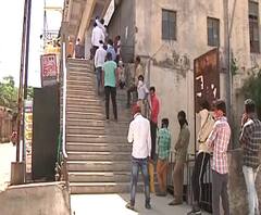 Lockdown 3 | वैद्यकीय प्रमाणपत्र मिळवण्यासाठी मजुरांची गर्दी, गावी परतण्यासाठी धावपळ