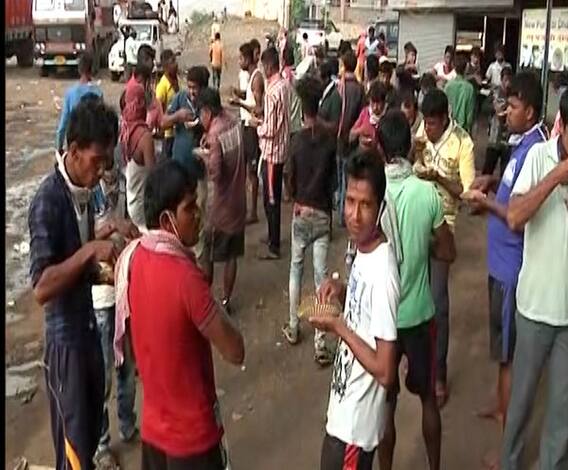 Migrants Lockdown Help by Gurudwara | नाशिकमध्ये गुरुद्वारामार्फत मजुरांच्या खाण्यापिण्याची मोफत सोय, परप्रांतियांना मदतीचा घास