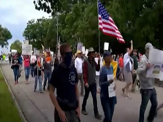 कमाई और कोरोना के चक्रव्यूह में फंसे ट्रंप !