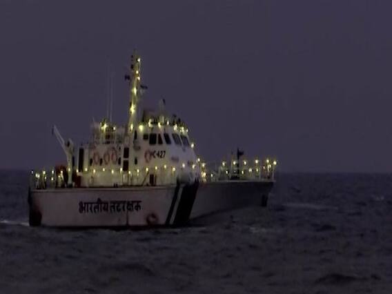 रोशनी से जगमग हुए नौसेना के युद्धपोत